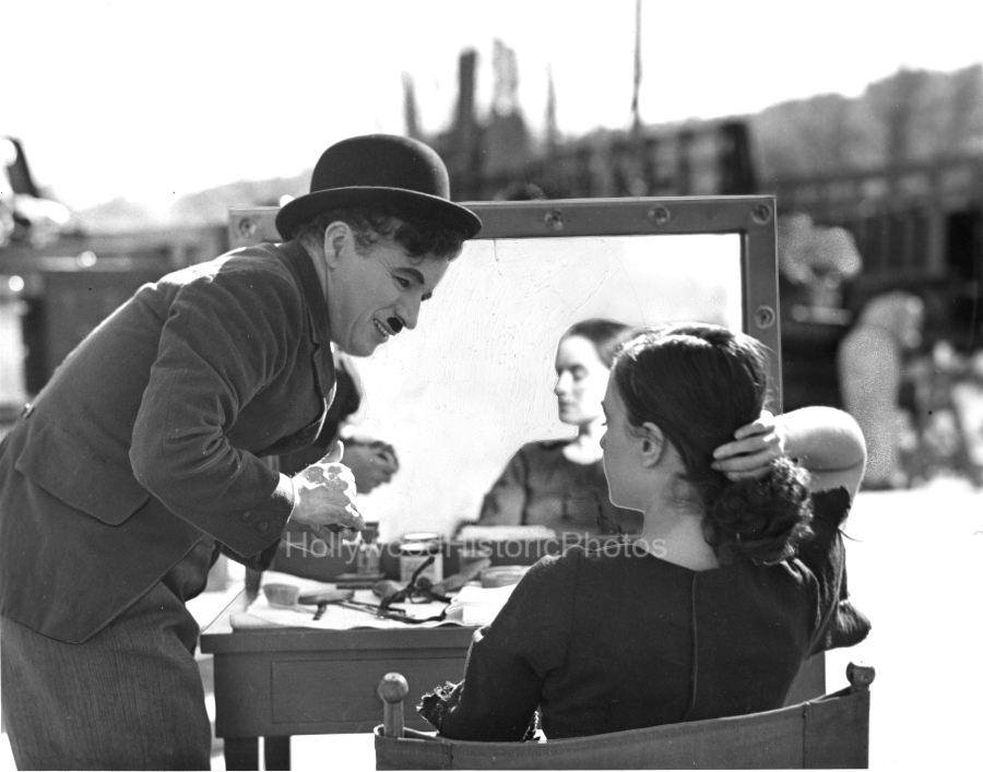 Charlie Chaplin 1935 2 Paulette Goddard Modern Times WM.jpg